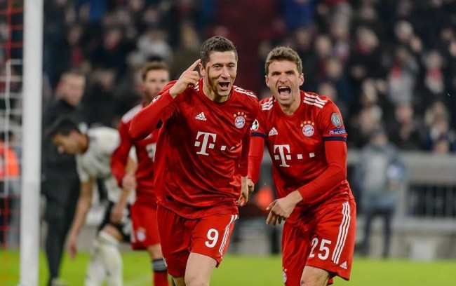 足坛一夜综述！巴萨3-2皇马，曼联1-2出局，国米丢分，拜仁8-1